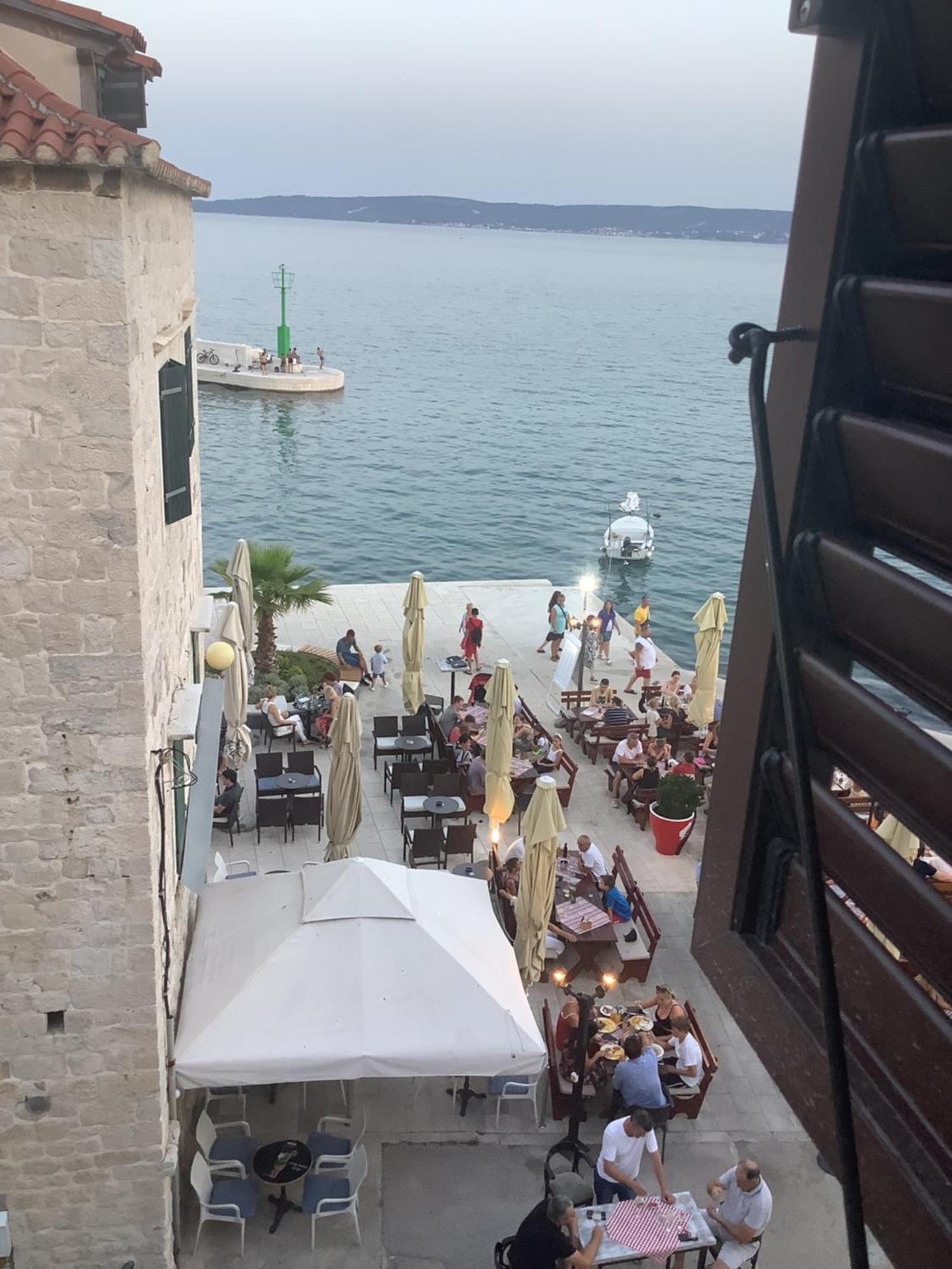Portside Apartment Kastela Bagian luar foto